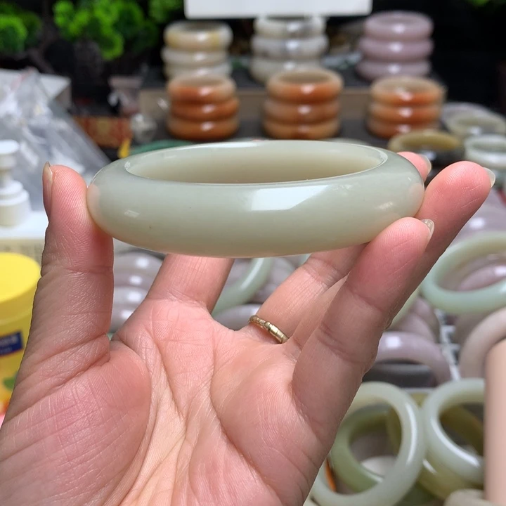 ****限石英质玉（佘太翠）未镶嵌手镯