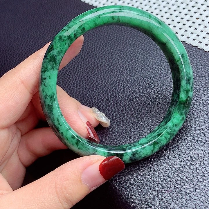 翡翠手镯未镶嵌翡翠