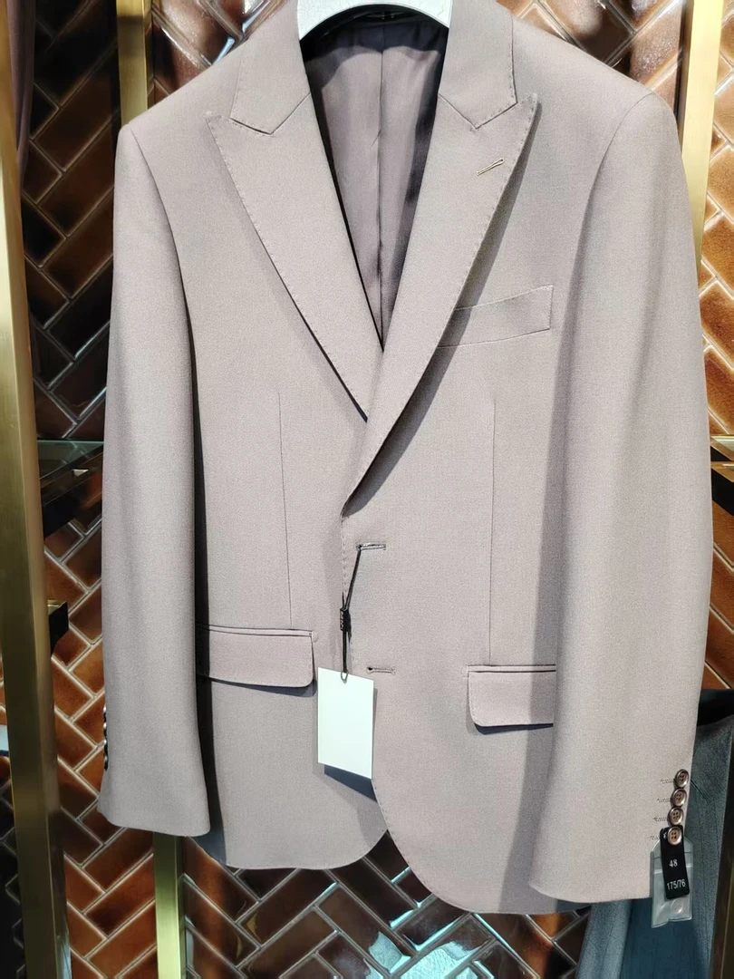 时尚透气四季通用西装