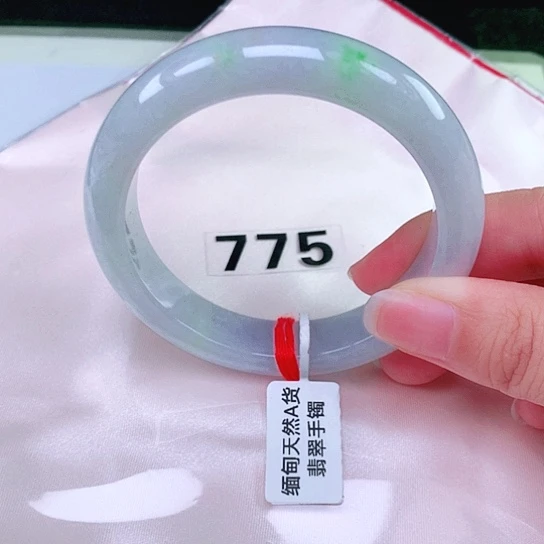 翡翠手镯未镶嵌翡翠手镯