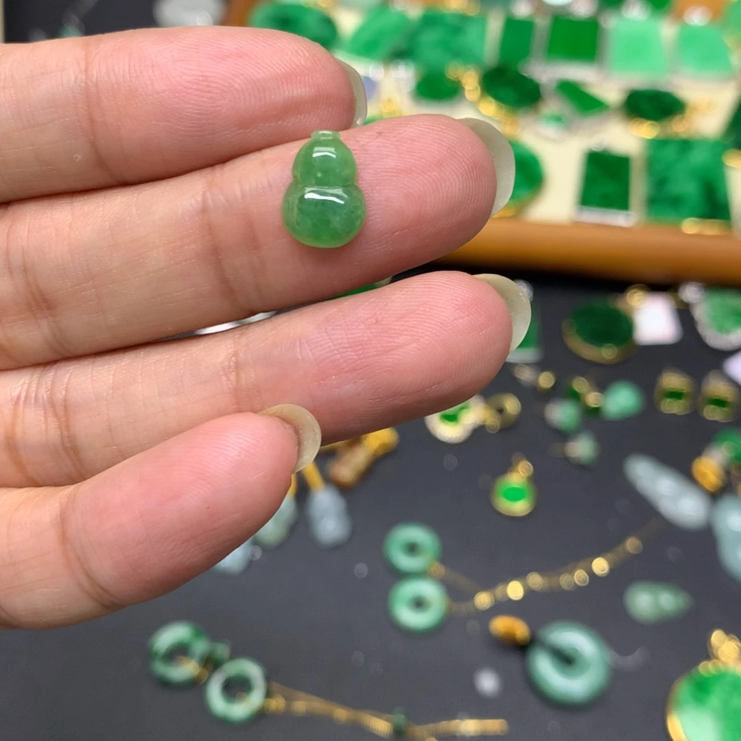 翡翠未镶嵌颈饰有纹裂