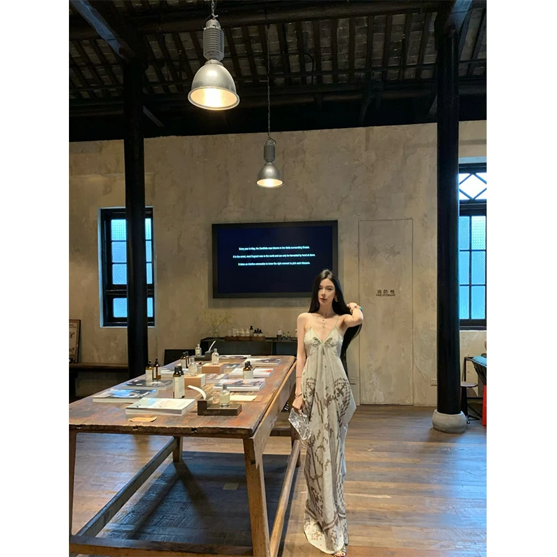 法式高级感印花设计感小众别致夏季新款修身显瘦度假风吊带连衣裙