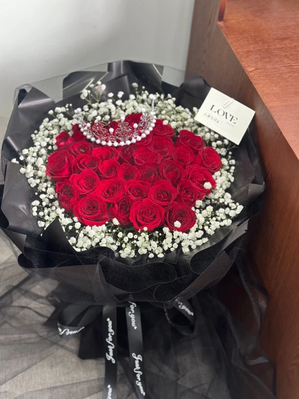 33朵红玫瑰满天星花束1束