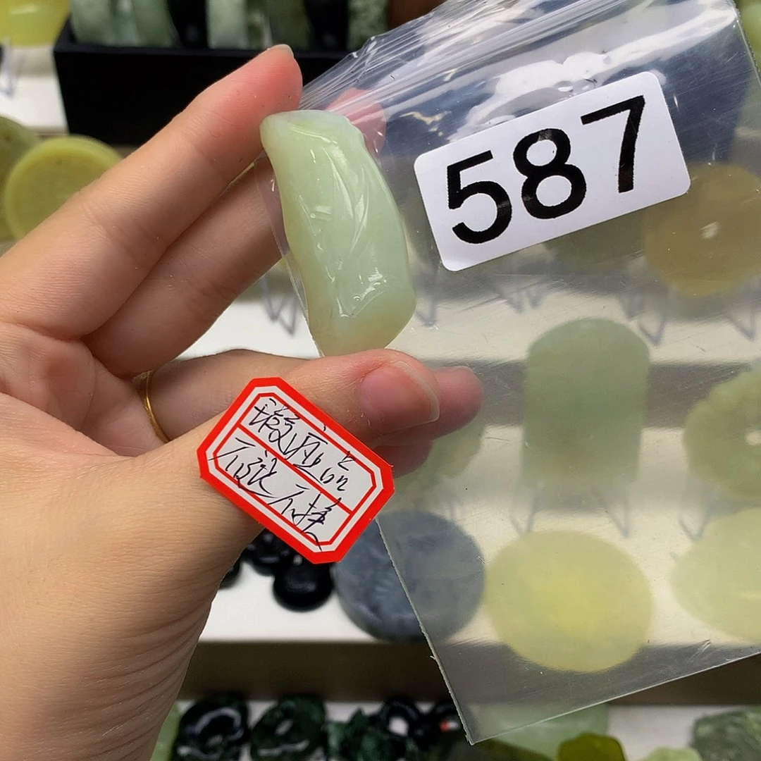 蛇纹石玉颈饰未镶嵌