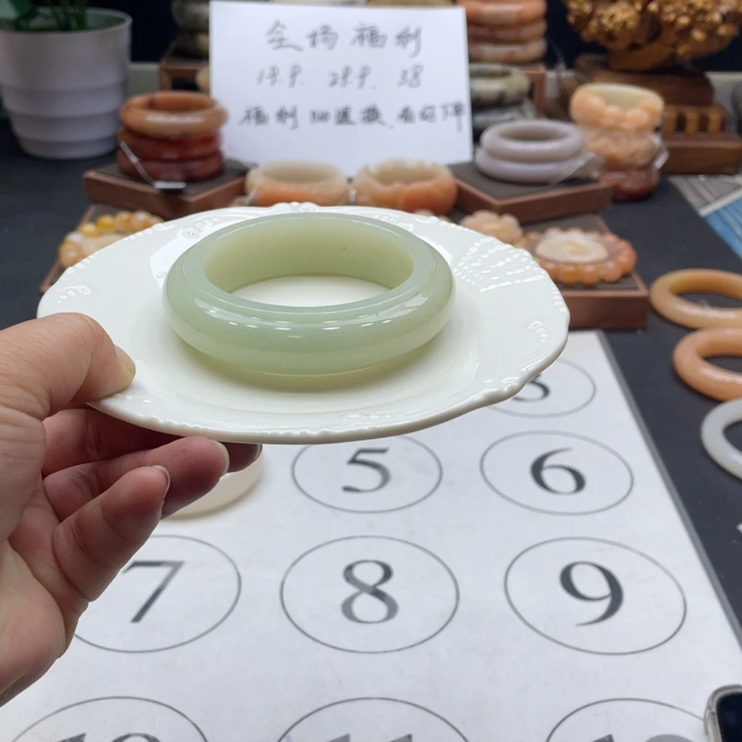 草***原石英岩玉未镶嵌手镯