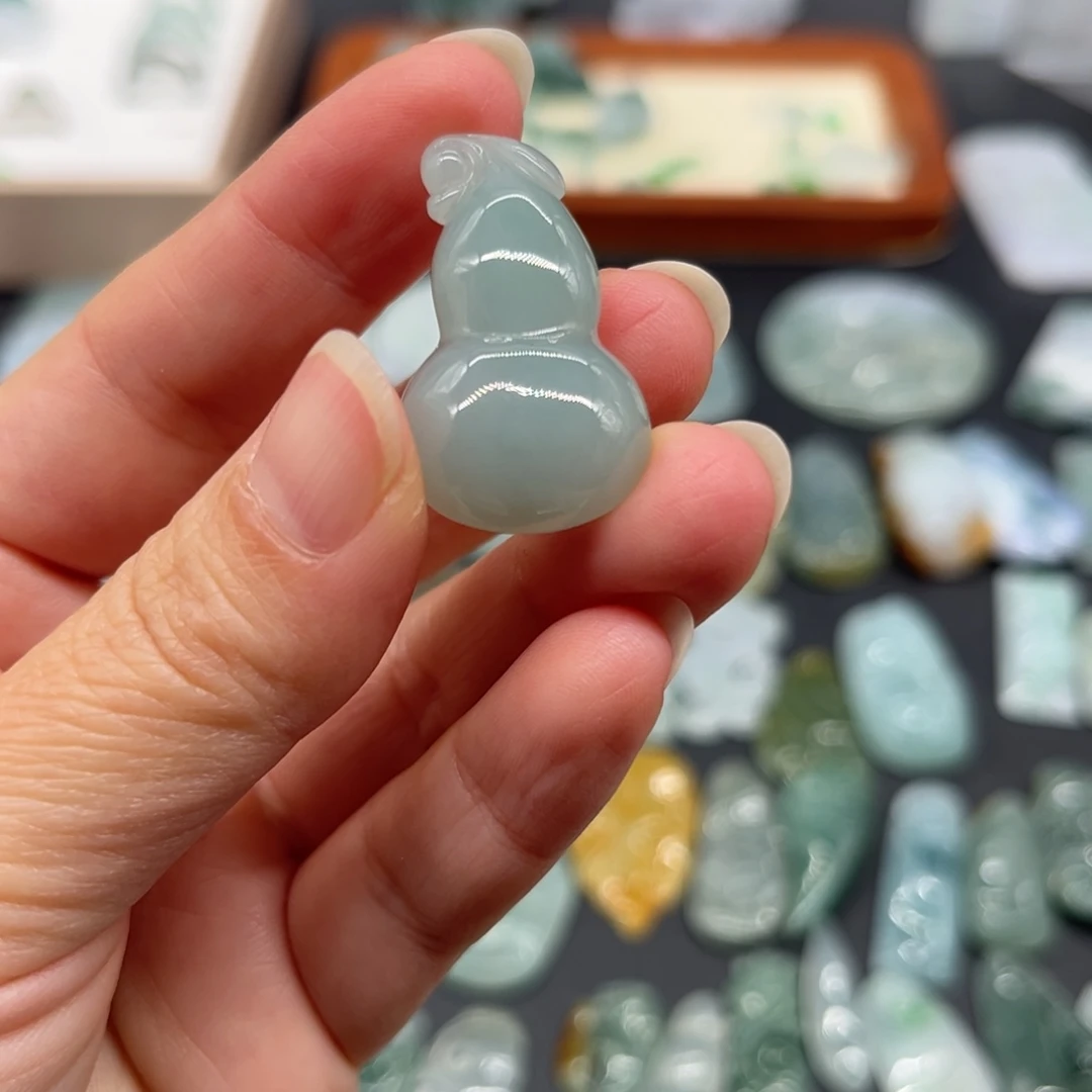 翡翠未镶嵌颈饰葫芦