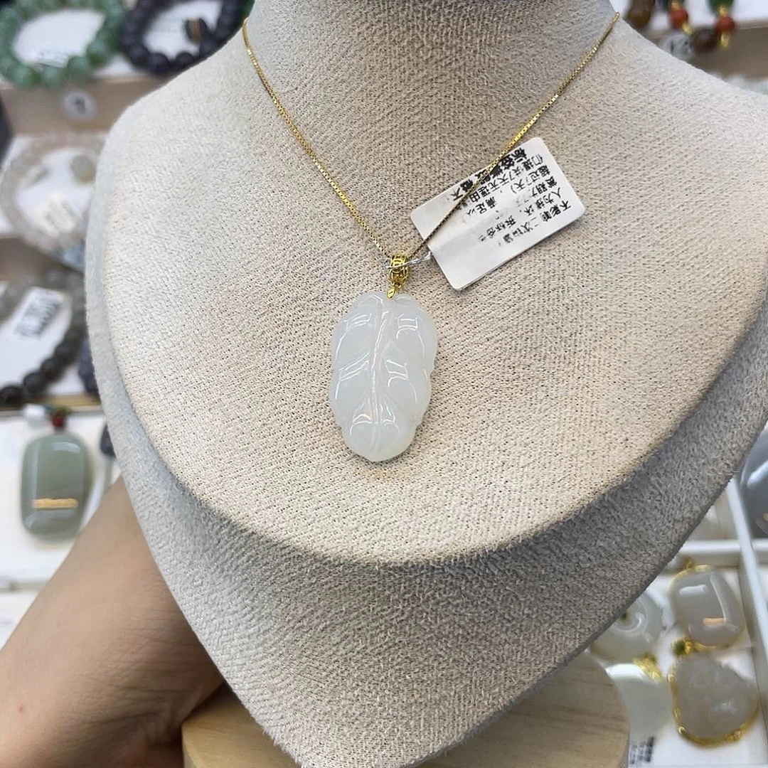 和田玉18K金镶嵌吊坠(赠链)