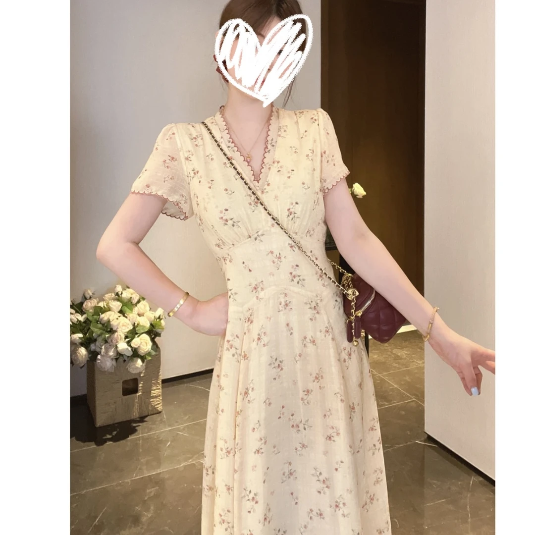 甜美纯欲气质v领蔷薇碎花显瘦小众设计感连衣裙8229#兔兔~