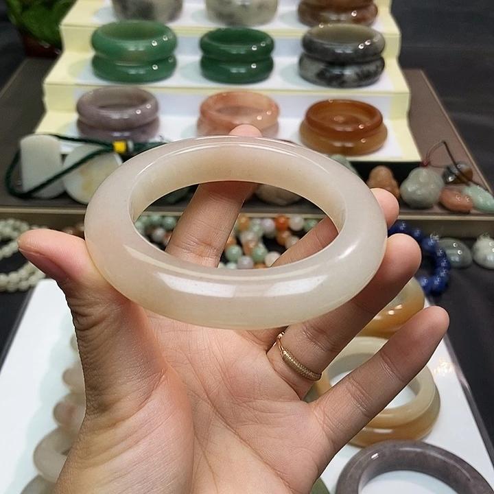 石英质玉手镯未镶嵌茶****堵