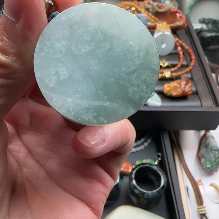 悠***然翡翠未镶嵌颈饰糯化天青色无事牌
