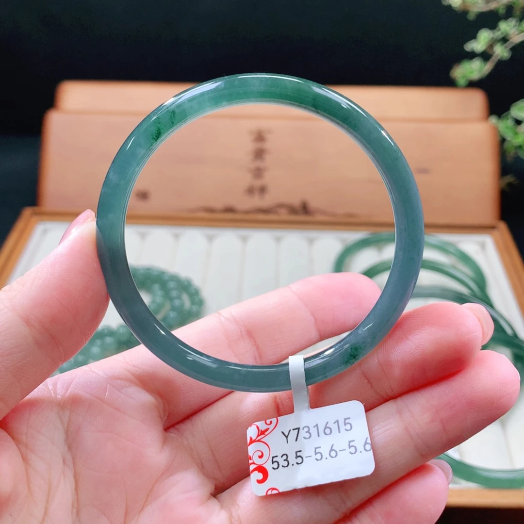 翡翠手镯（圆镯）未镶嵌