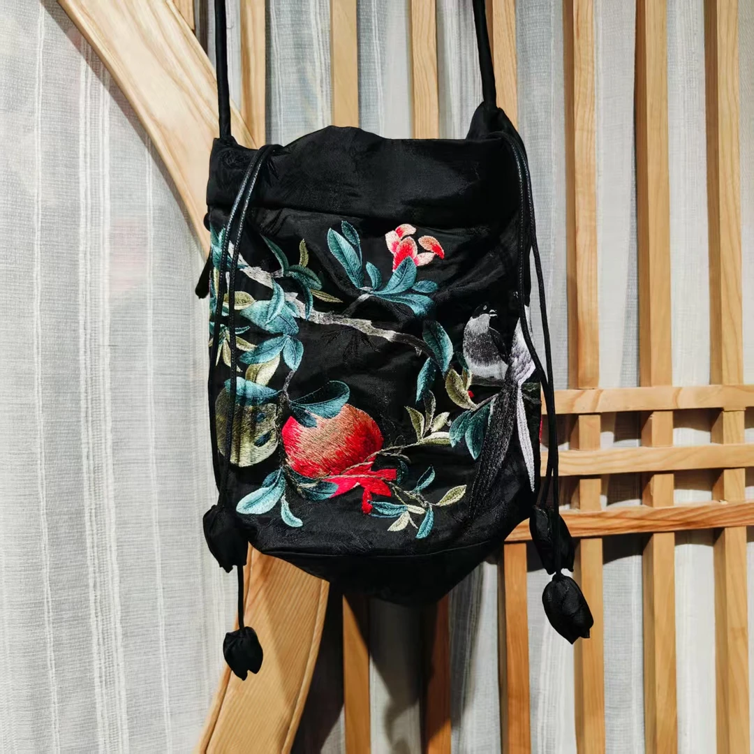 凤徕兮私人定制黑色暗纹石榴刺绣系绳肩带包包 ( LB008 )