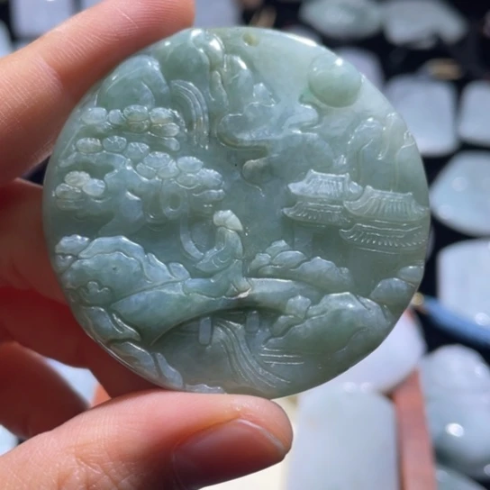 翡翠未镶嵌颈饰山水牌，瑕疵