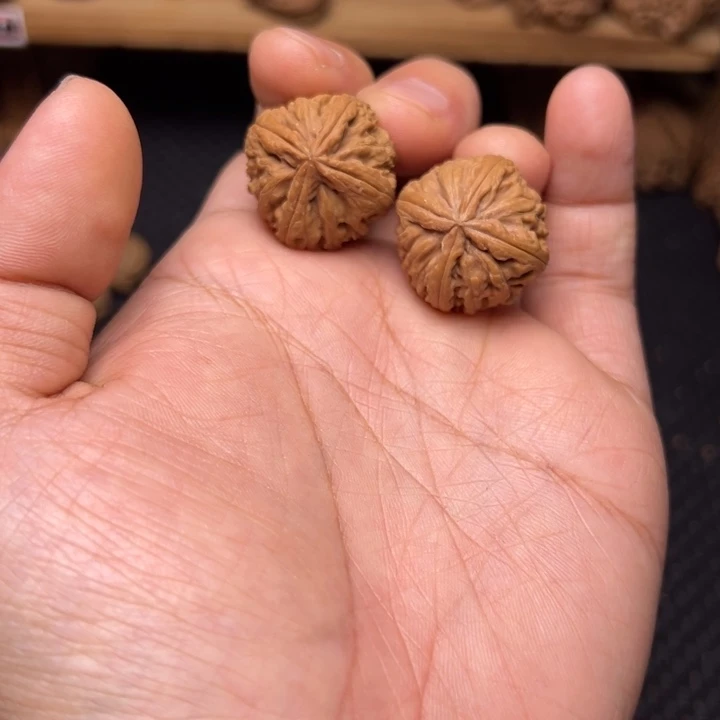 文玩核桃吊坠四棱