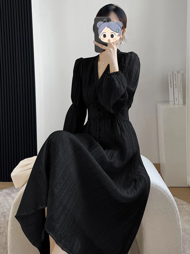 黑色长袖V领泡泡袖连衣裙女秋季2025新款收腰显瘦赫本风A字裙长裙