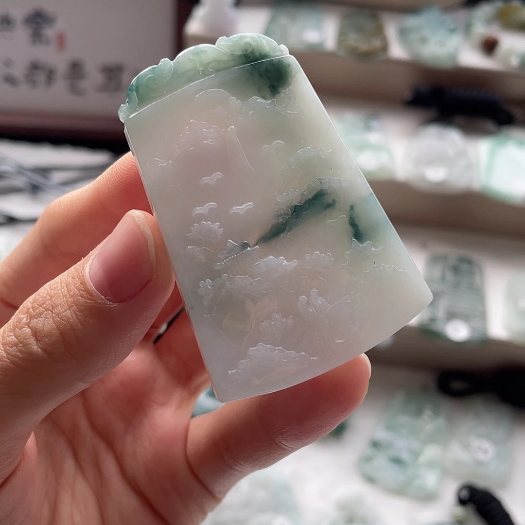 翡翠未镶嵌颈饰浅浮雕山水牌