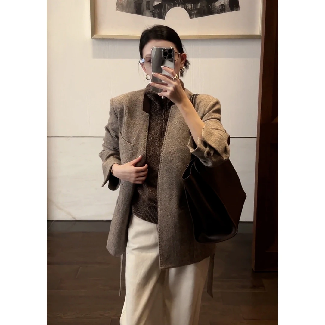 秋季新款独特漂亮轻熟上衣高级小众不撞款百搭咖色西装短款外套女