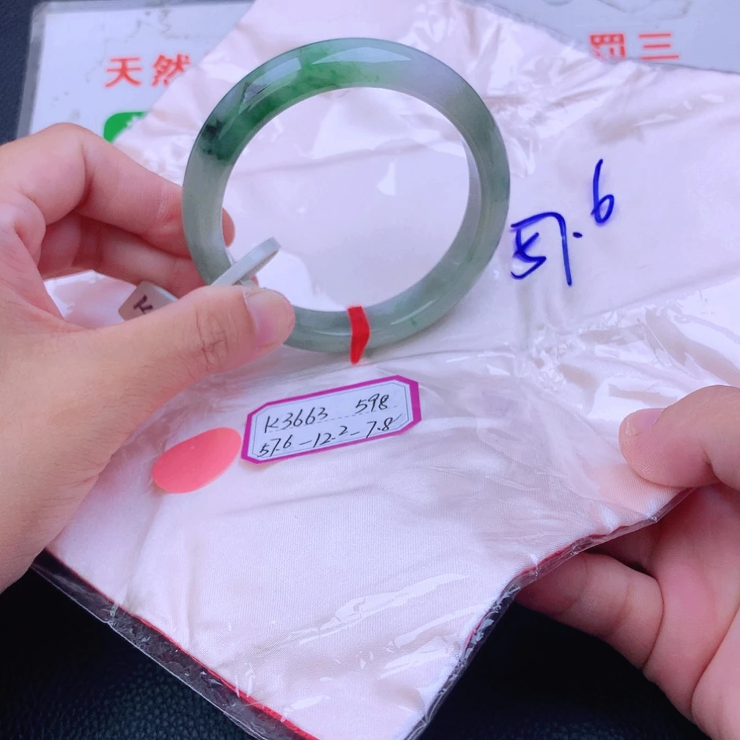 翡翠手镯未镶嵌翡翠