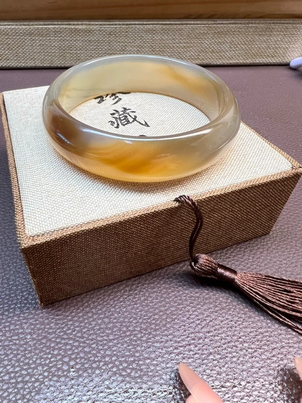 精品琥珀色马料玛瑙手镯
