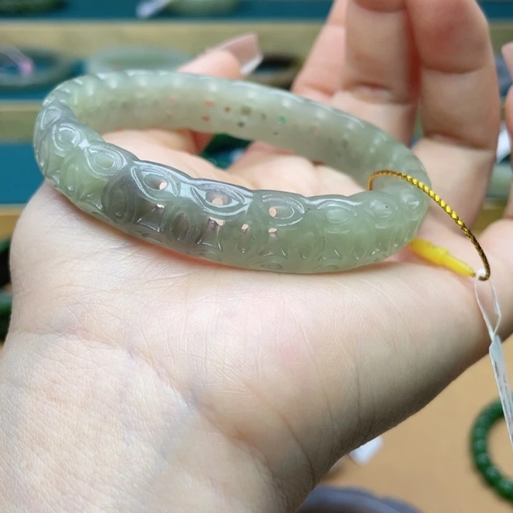 和田玉手镯63+圈口。编号46未镶嵌