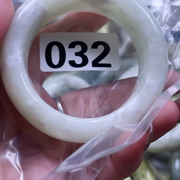 繁***宝蛇纹石玉未镶嵌手镯