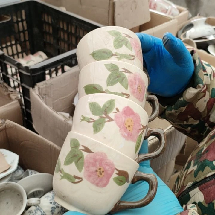 摆件。陶瓷盘子碗啥都有