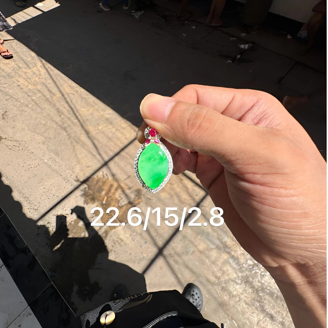 1003(小哪吒在源头)冰种翡翠木那果阳绿无事牌干净肉细荧光足M120