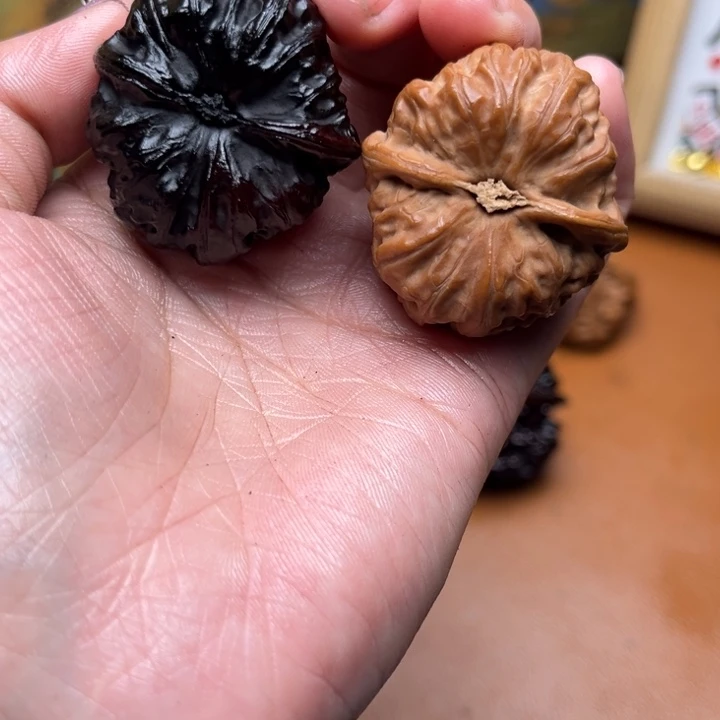 核桃地闷文玩手把件门头沟元宝双色