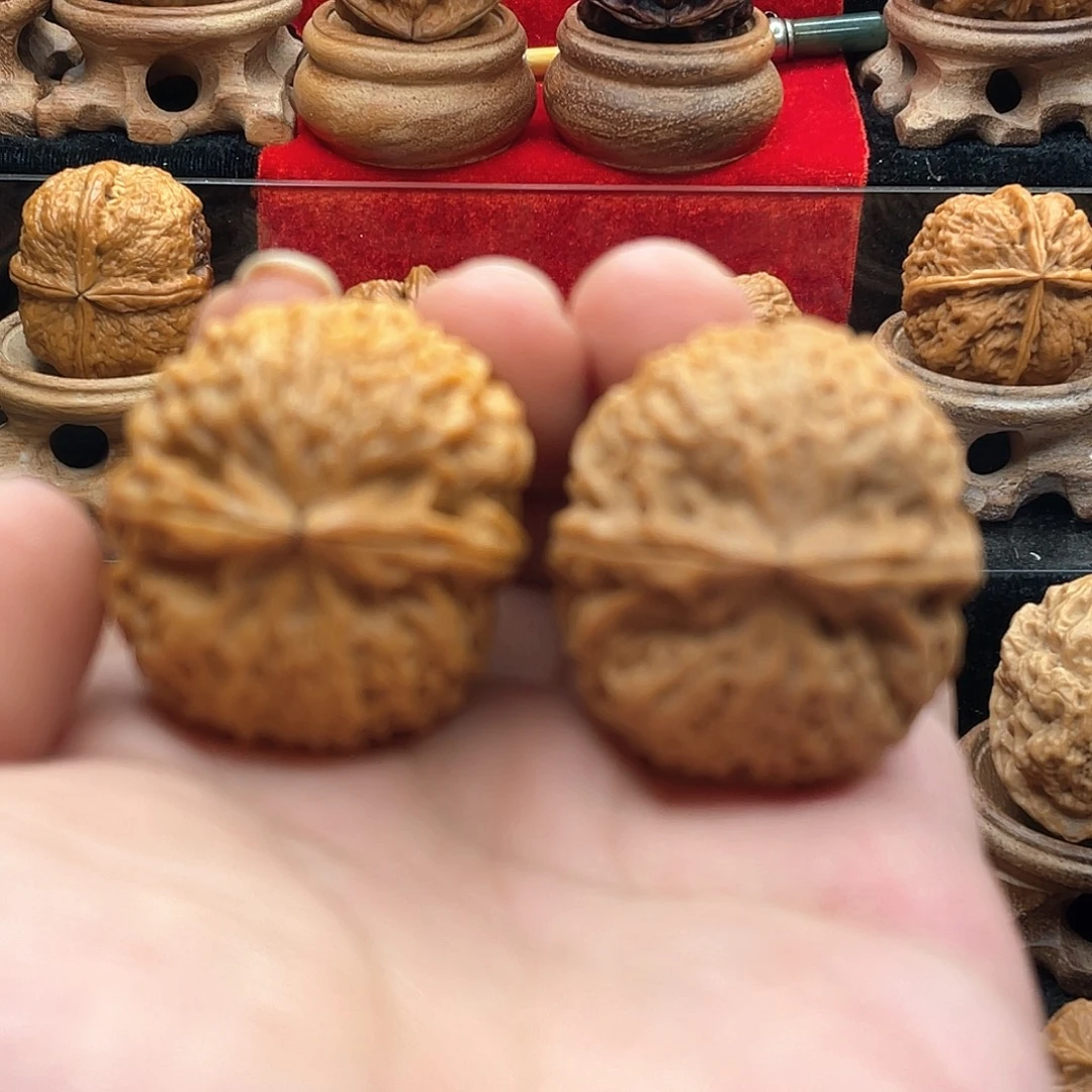 猴头核桃吊坠珊瑚纹铁绣球