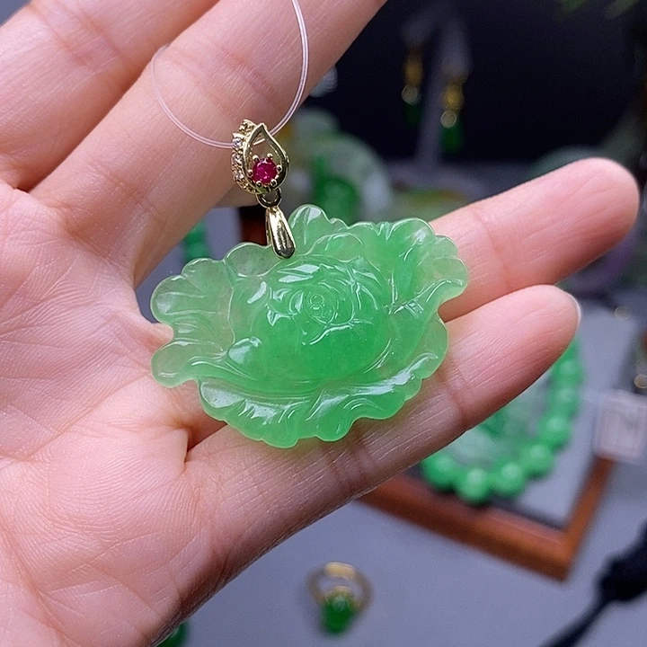 翡翠未镶嵌吊坠(赠链)