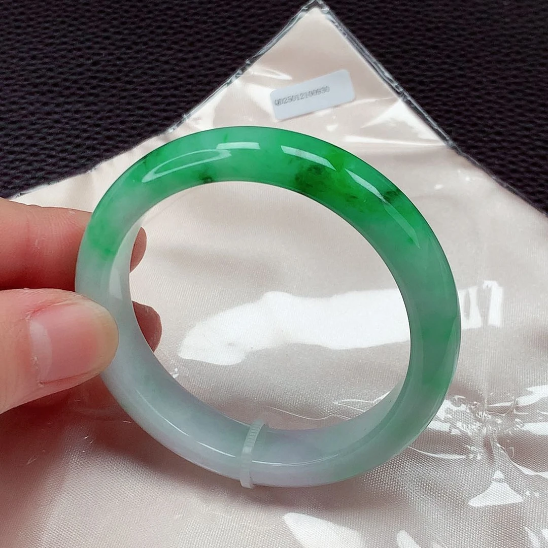 翡翠手镯未镶嵌翡翠