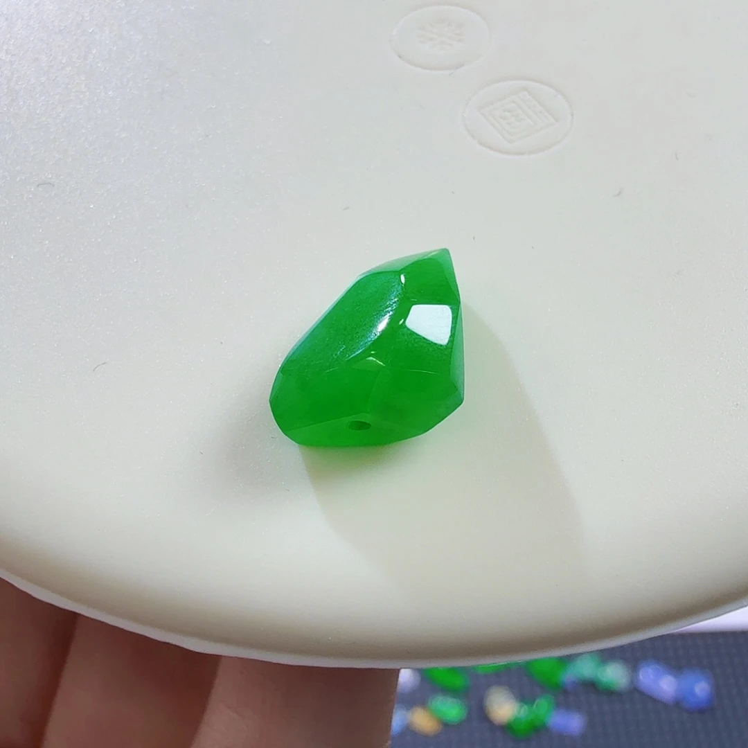 翡翠未镶嵌颈饰裸石