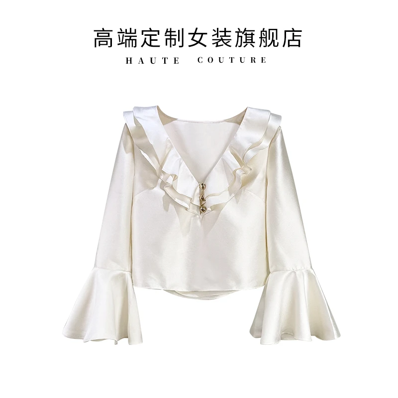 早春2026时尚气质米白色荷叶边V领缎面绝美高级感喇叭长袖衬衫