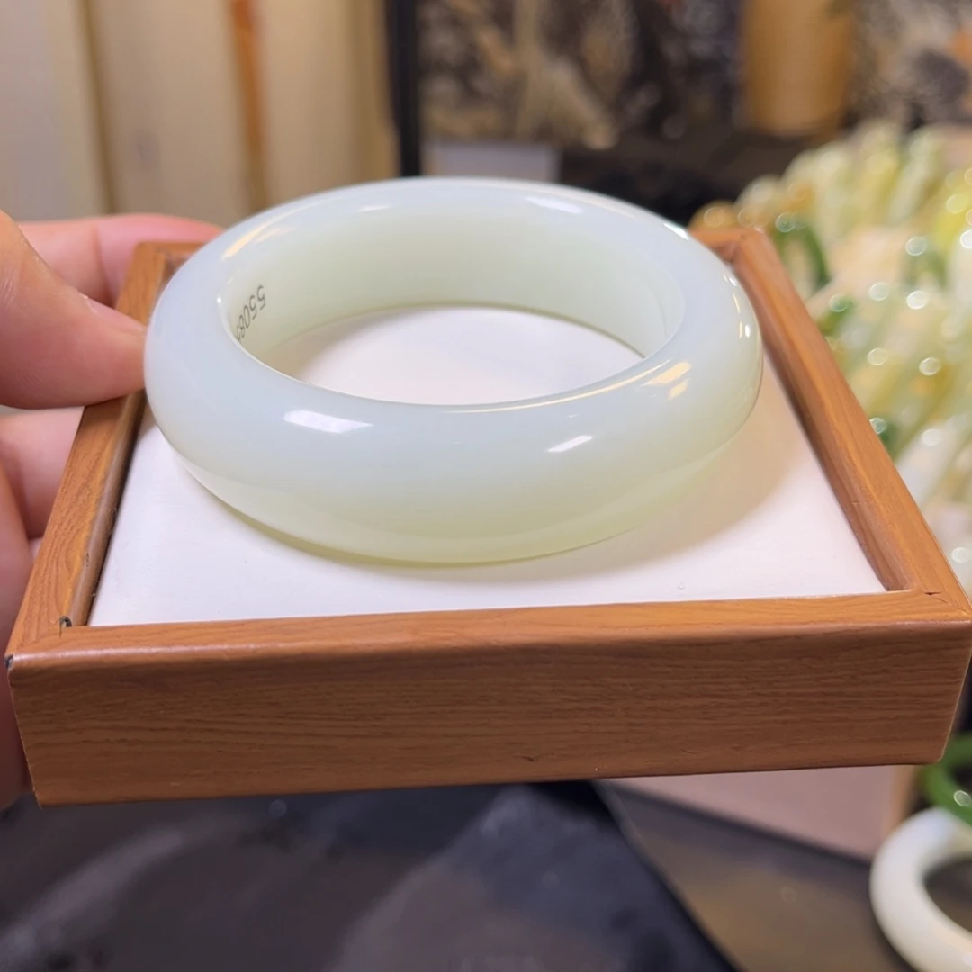 和田玉未镶嵌手镯55.56