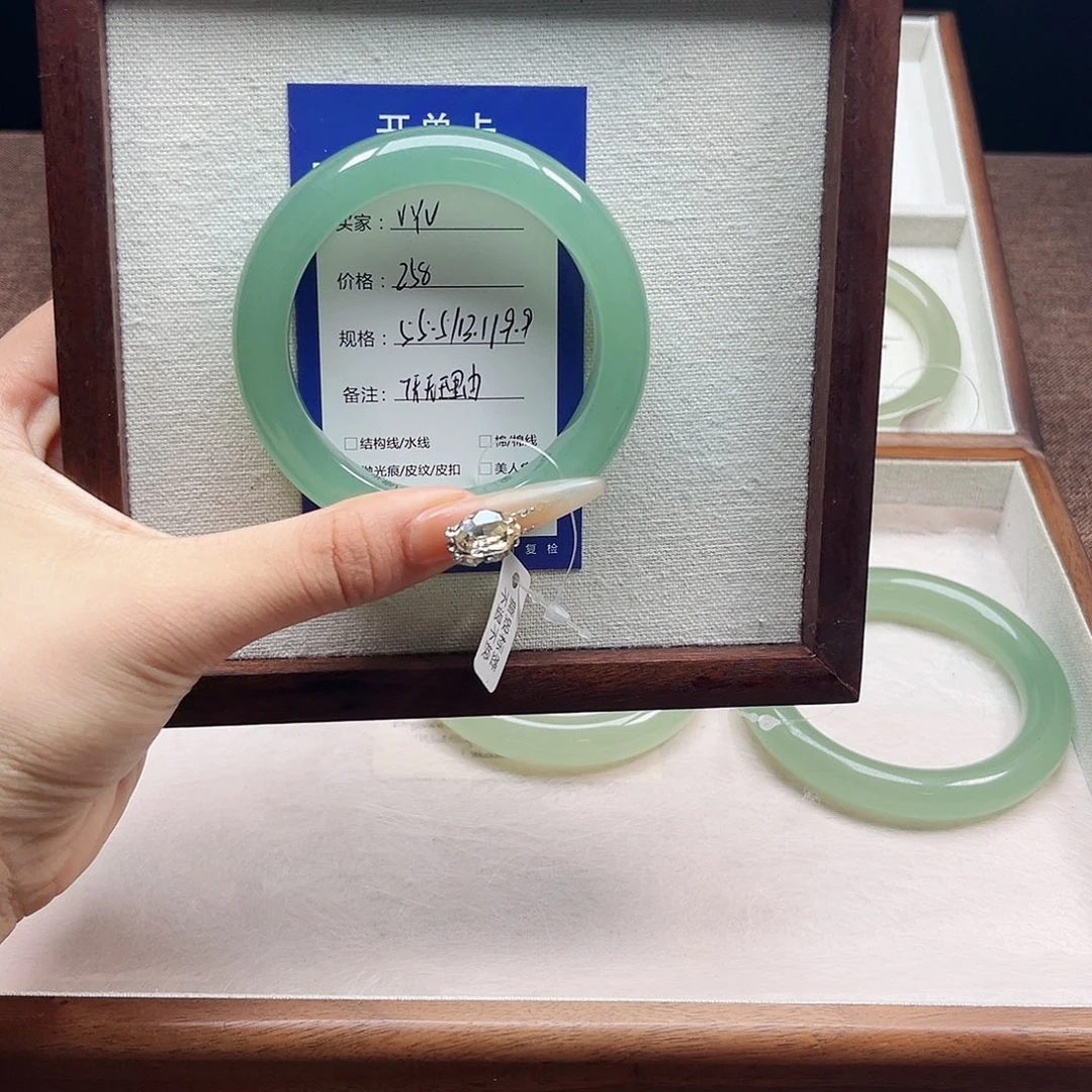 v***v石英质玉未镶嵌手镯