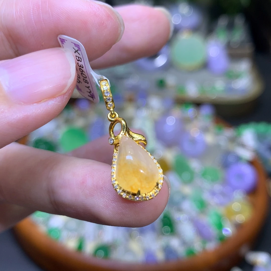 颈饰18K金镶嵌翡翠