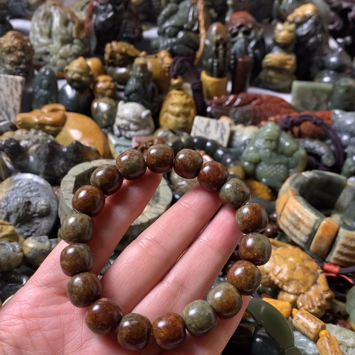 未镶嵌岫岩河磨玉（透闪石质玉）把件