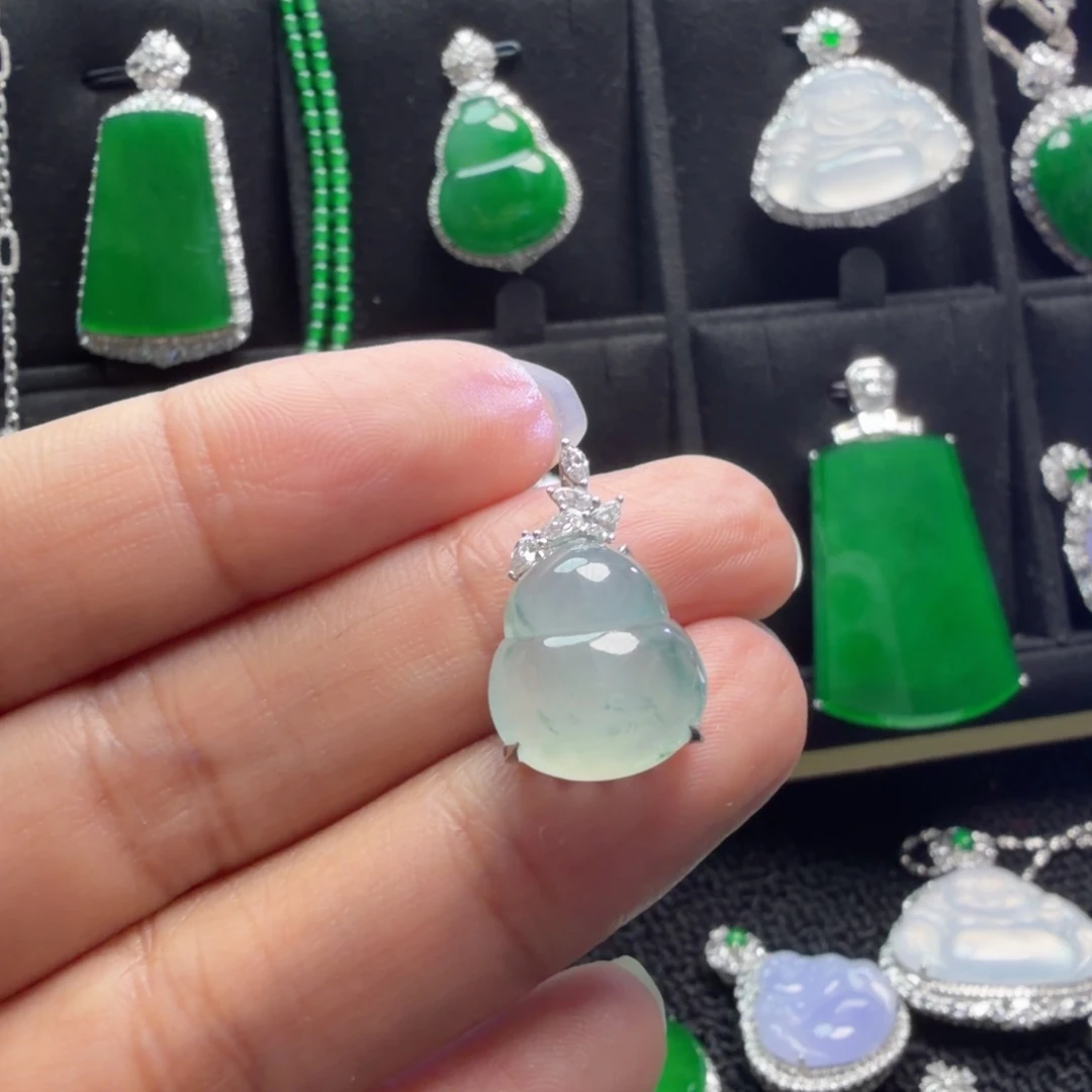 翡翠18K金镶嵌颈饰吊坠