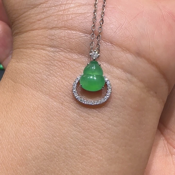 翡翠18K金镶嵌颈饰L葫芦