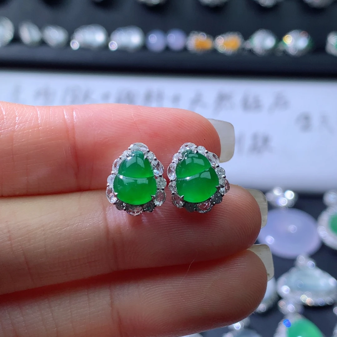 18K金镶嵌翡翠耳饰伴钻