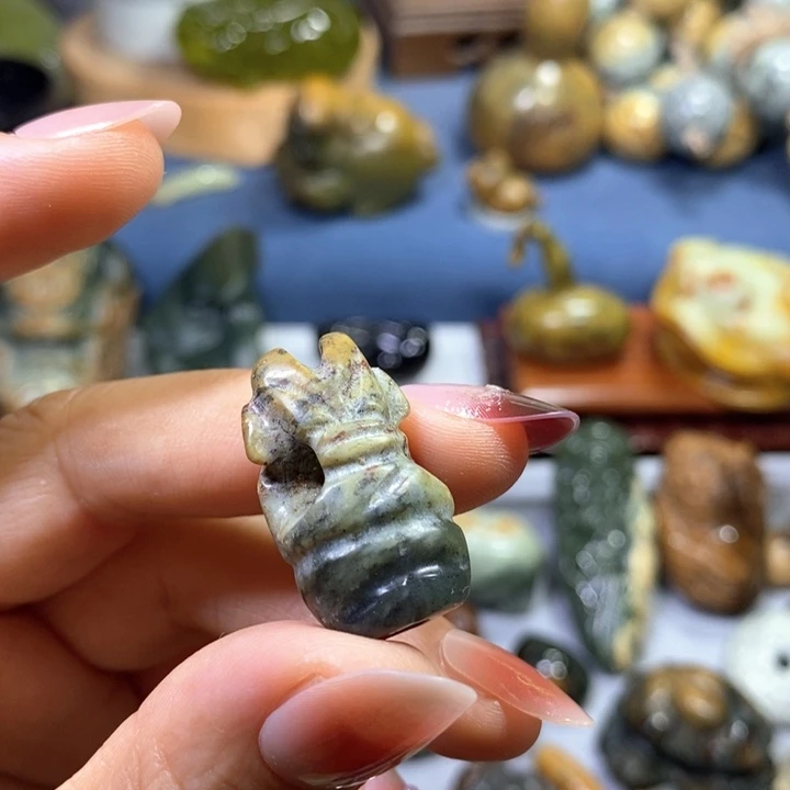 未镶嵌岫岩河磨玉（透闪石质玉）挂件通孔太阳人