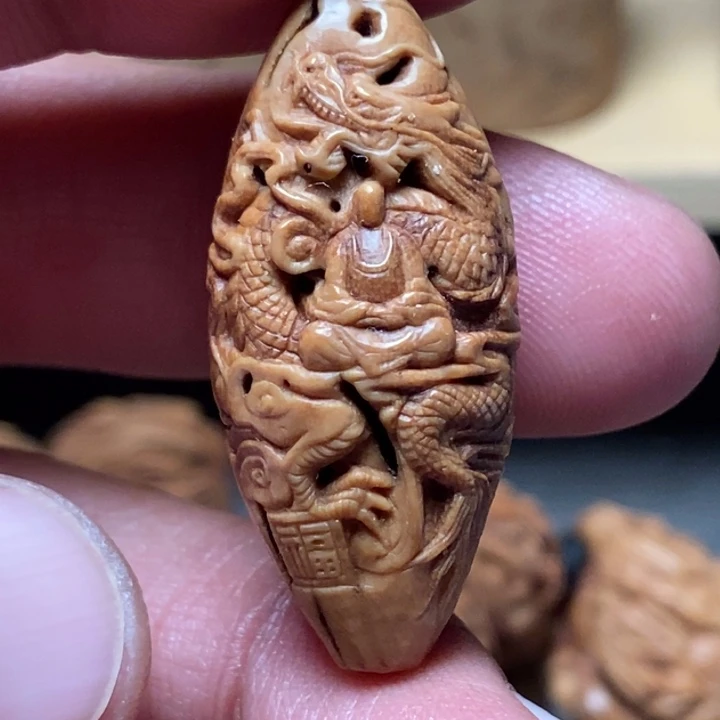 闲***事核桃把件风味纯手工桃核雕刻无相天珠