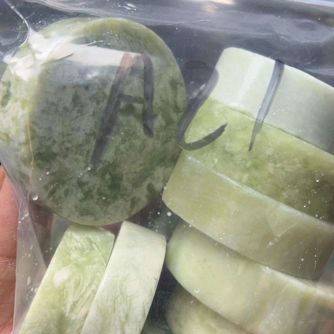 路***下蛇纹石玉未镶嵌岫玉手镯心，平安无事牌