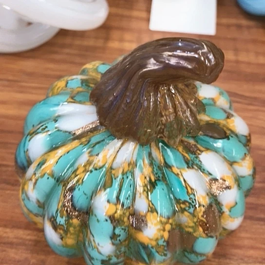 琉璃花瓶高10厘米宽7厘米