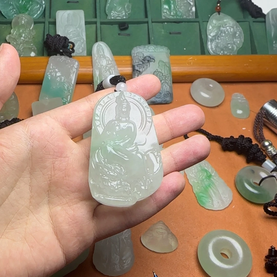 翡翠未镶嵌颈饰自在