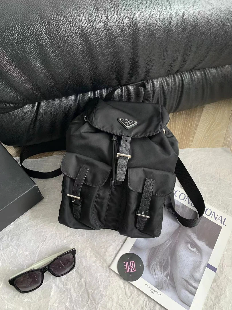 95新 Prada/普拉达  黑银尼龙双肩包 24cm 13447503