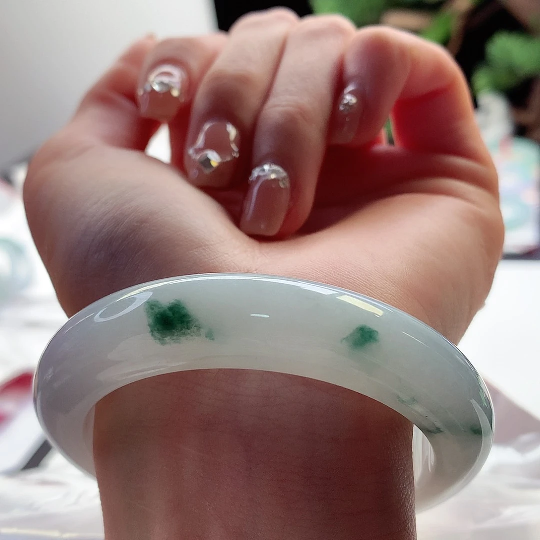 翡翠手镯未镶嵌天然翡翠54-55牛奶底飘绿花