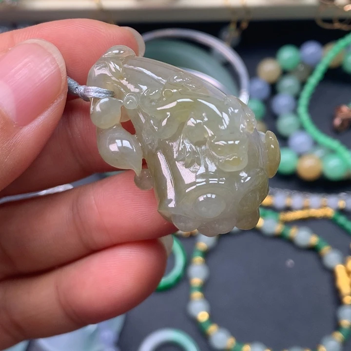 翡翠未镶嵌颈饰莲蓬