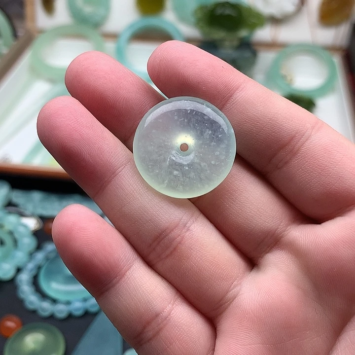 岫玉未镶嵌颈饰飘雪平安扣