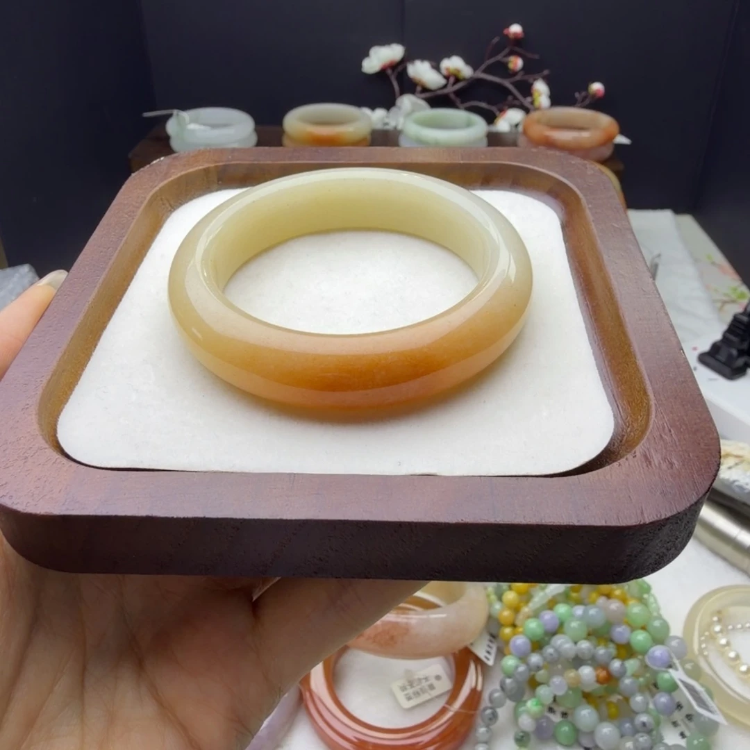 淡***然石英质玉（佘太翠）未镶嵌手镯